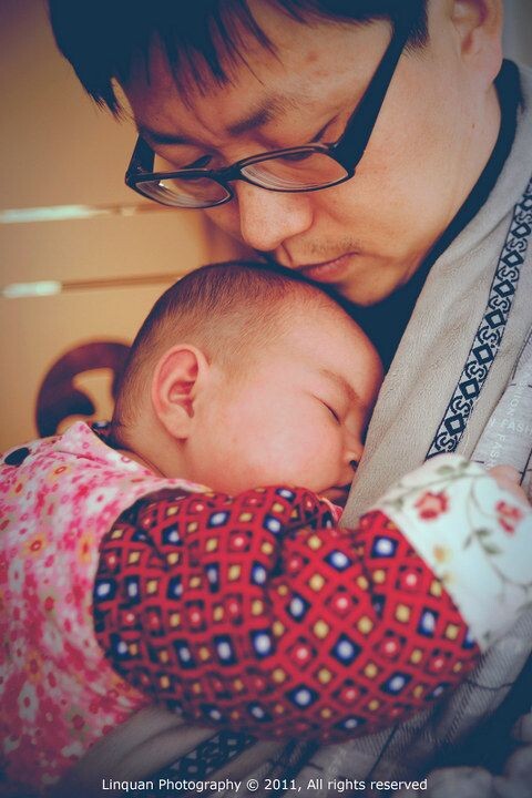 Jan 23,2012 妞妞<br />
Day 146, 正月初一 ，妞妞趴在我怀里睡着了...