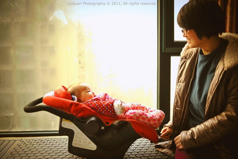 Jan 24, 2012 妞妞<br />
Day 147 ,正月初二  ，孟孟摇摇篮，妞妞晒太阳...