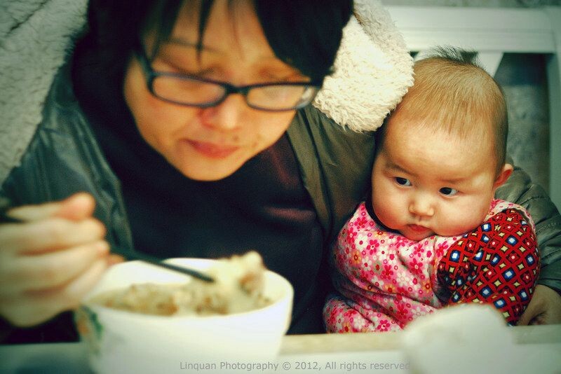 Feb 02,2012  妞妞<br />
Day 157, 妞妞5个多月了，对大人的食物充满了好奇