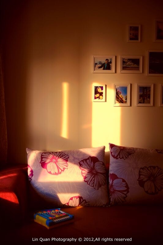 Dec 10,2012 随拍<br />
清晨，阳光透过窗户落在客厅的照片墙上,很温暖的感觉...