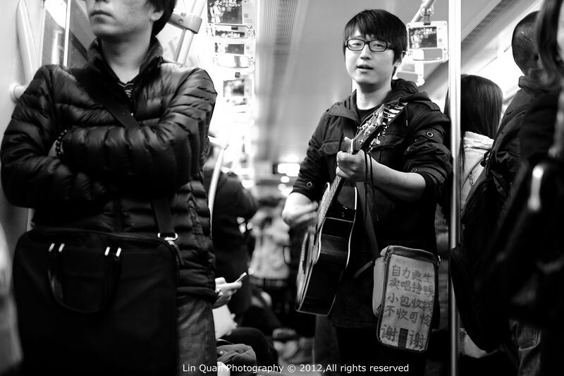 Dec 10,2012 地铁<br />
上海9号线上经常遇到的一位流浪歌手，小伙子在一节车厢唱完后，总会非常正式的停下来，说句谢谢大家，然后接着奔向下节车厢，整列地铁在他的眼里仿佛就是一个移动的舞台...