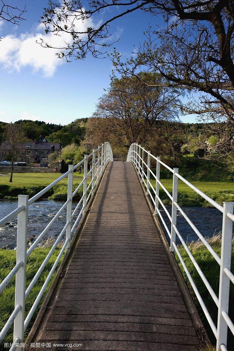 桥造在小河上哪个好看呢