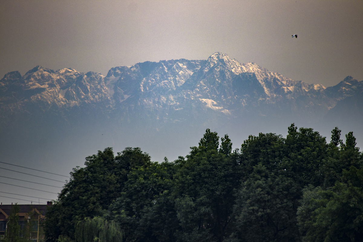 从广汉遥望龙门山太子城雨前2000关注