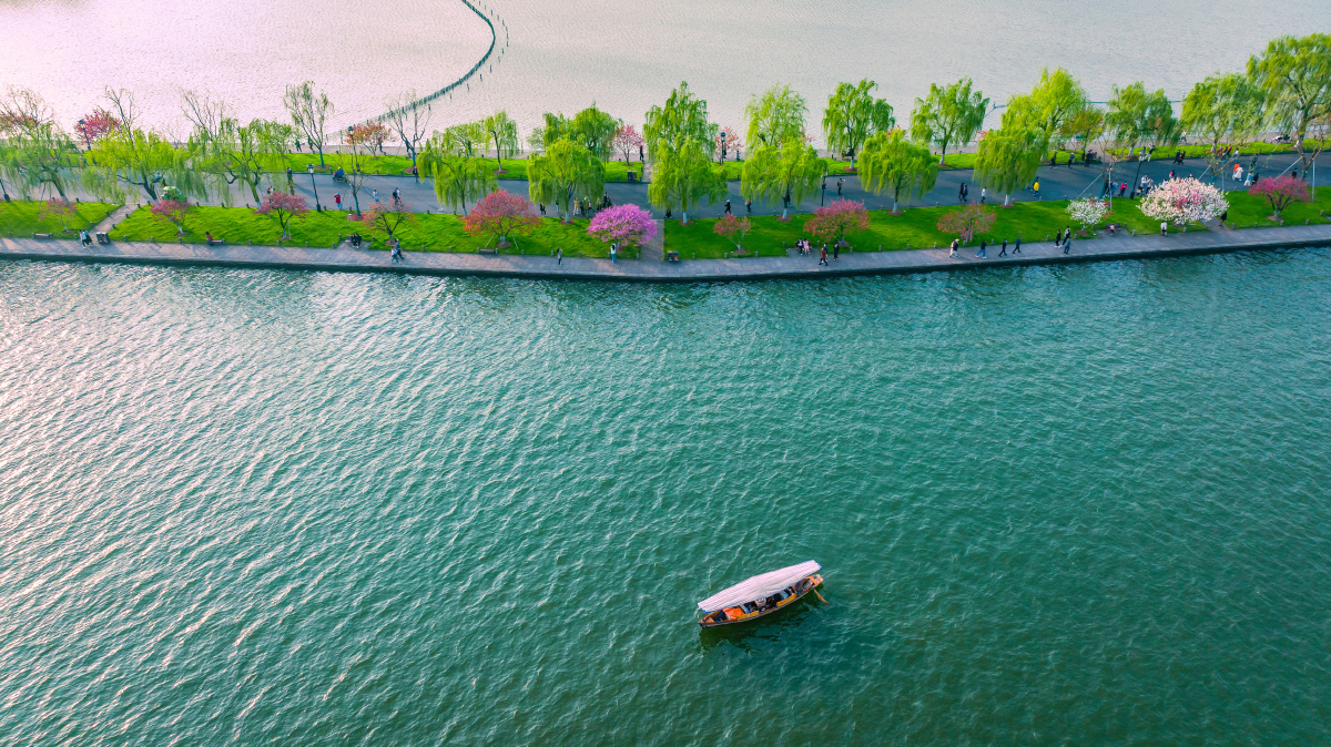 走过白堤的春天航拍西湖组图