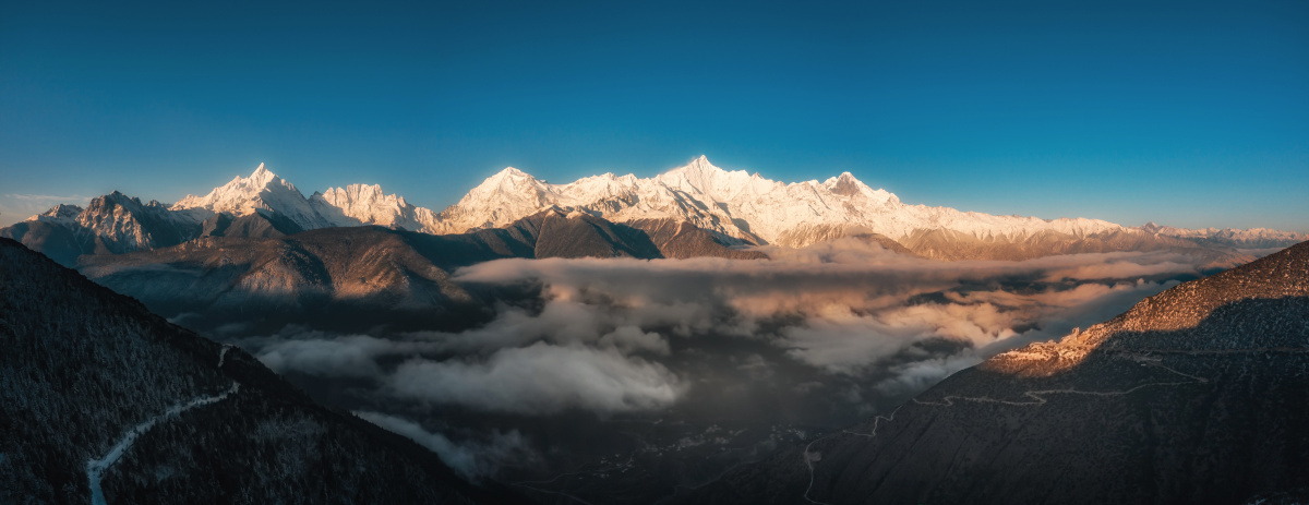 早安梅里航拍梅里雪山国家公园大全景接片梅里的早晨梦一样的早晨