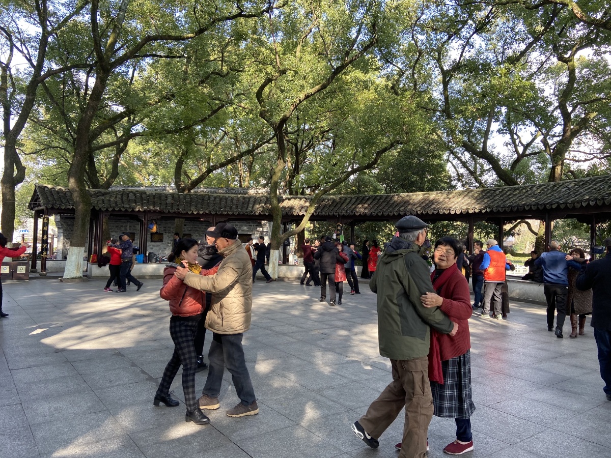 冬日暖阳下跳舞的老人