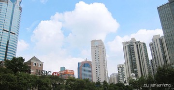 上海徐家汇教堂门口的云朵
