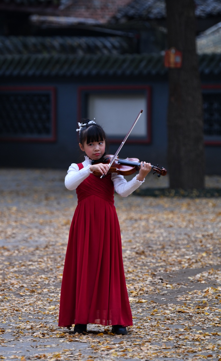 拉小提琴的小姑娘