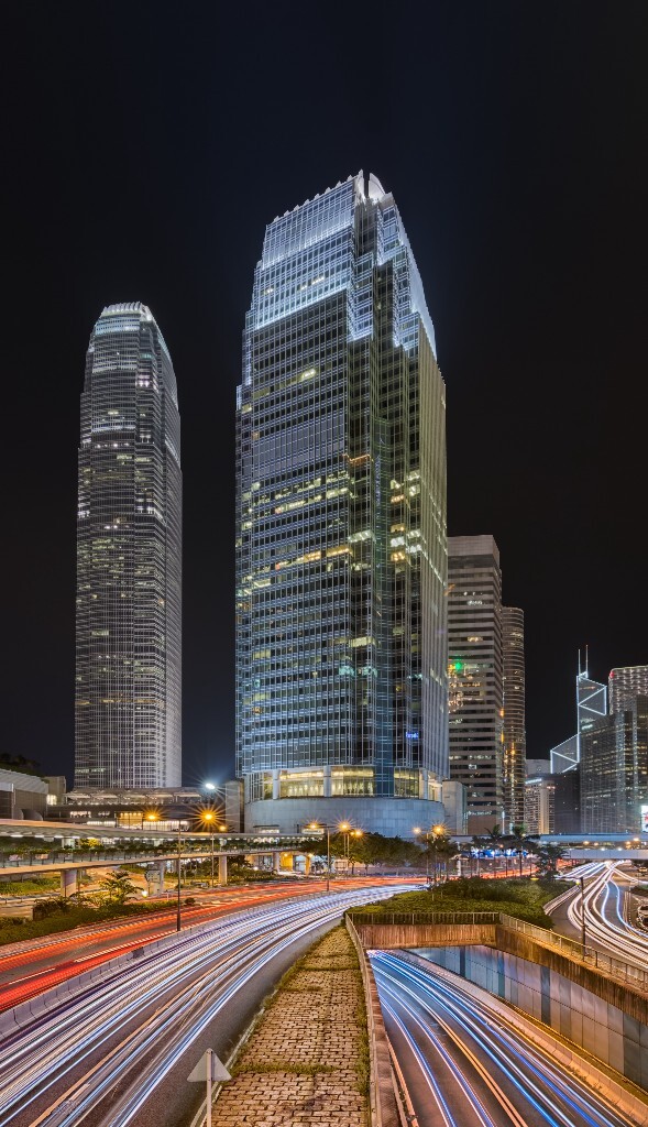 暑假快结束了，最后去香港转了一趟。<br />
晚上在地铁站之间逛街，偶遇之前看到过的画面，架起脚架就开拍。<br />
<br />
（中环IFC，之前明度建筑练的后期，在这个场景和画面发挥巨大的作用）