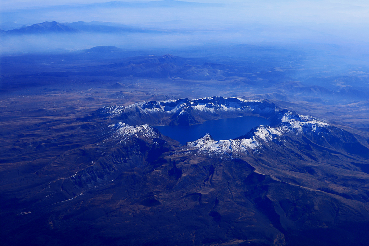 中国境内的长白山白云峰海拔高度2691米,是东北第一高峰