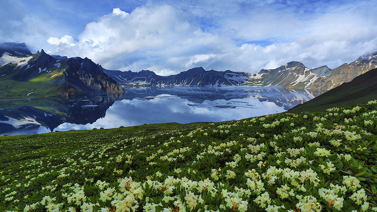 长白山天池,高山花园,冬夏同在,美不胜收.