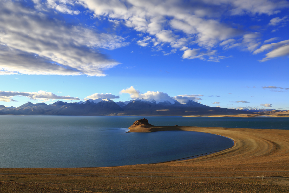 西藏日喀则仲巴县仁青休布措自然风光.