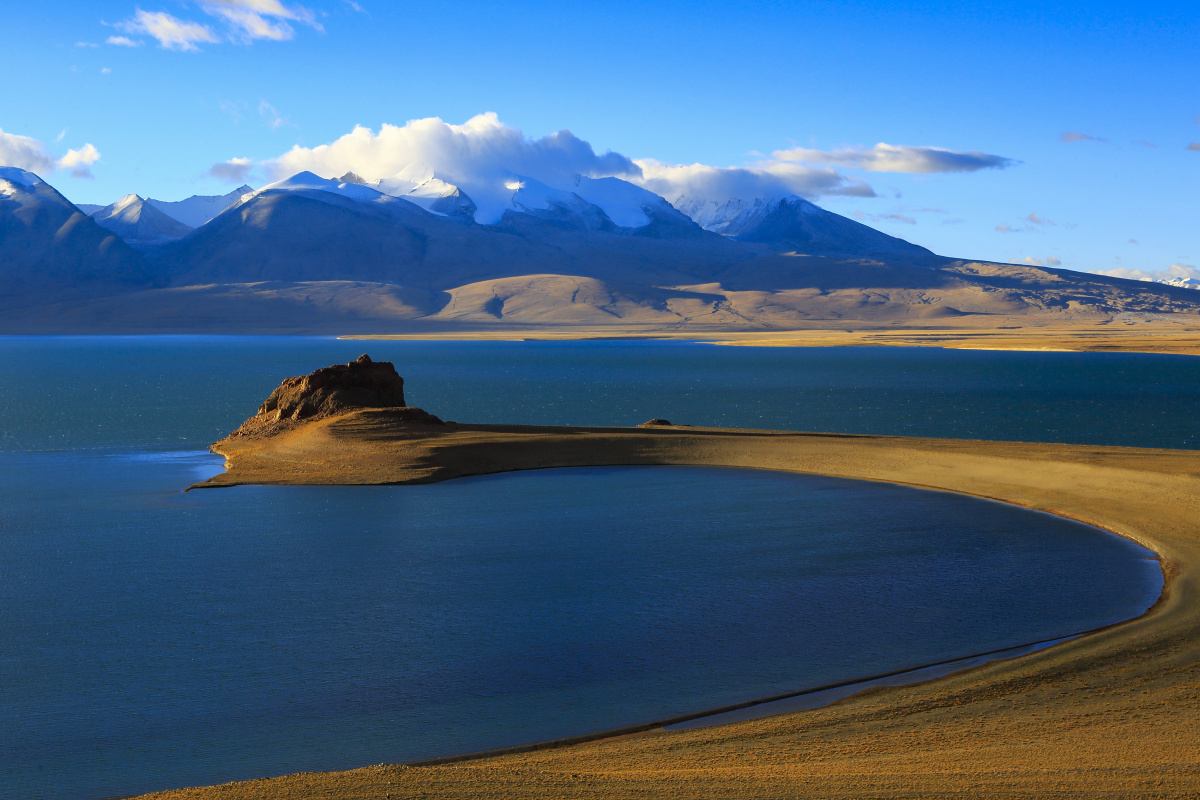 蓝天下的仁青休布错