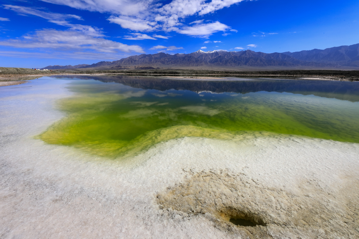 青海省海西州大柴旦翡翠湖自然风光.