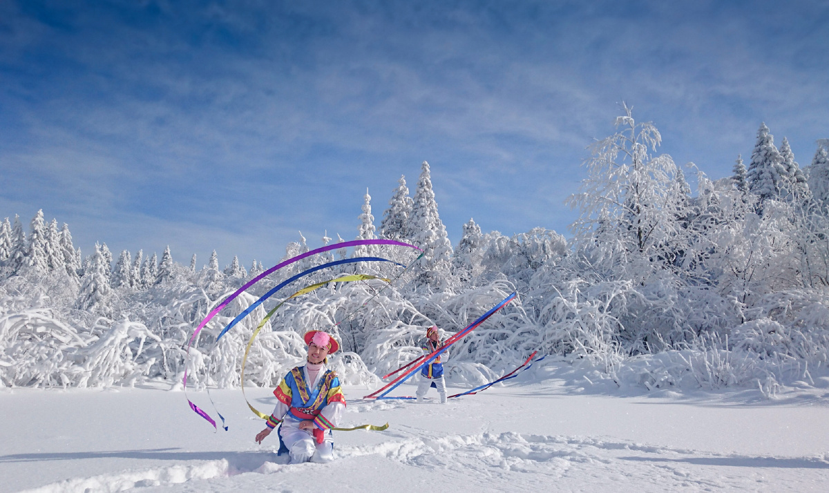 冰天雪地的长白山林海雪原,喜欢舞蹈的人们走进大自然,跳起