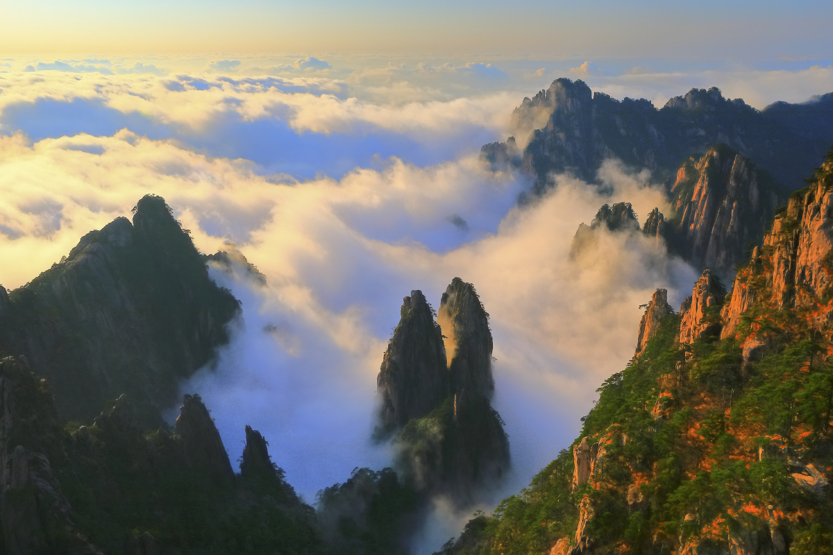 在黄山群峰顶拍摄的西海大峡谷自然风光.