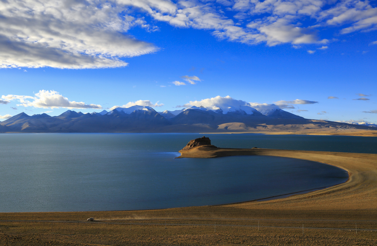 蓝天下的仁青休布错