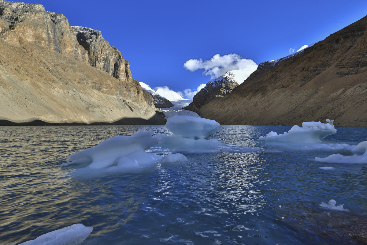 西藏自治区岗巴县曲登尼玛冰川自然风光.