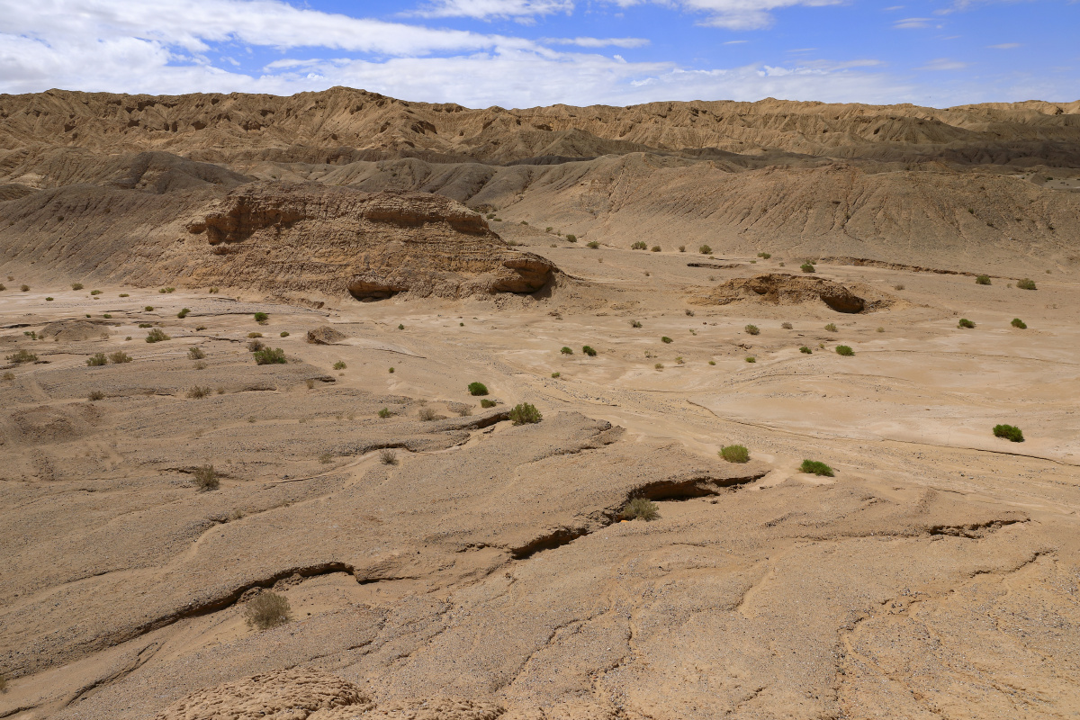 青海无人区茫茫戈壁滩.