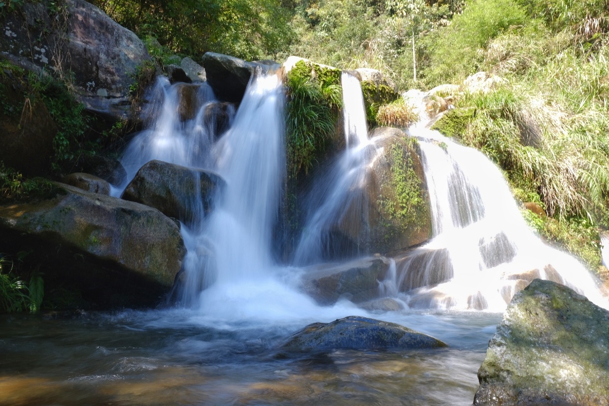 万山深处断人烟溪水潺潺接涧泉