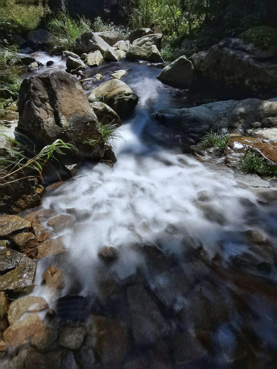 万山深处断人烟溪水潺潺接涧泉