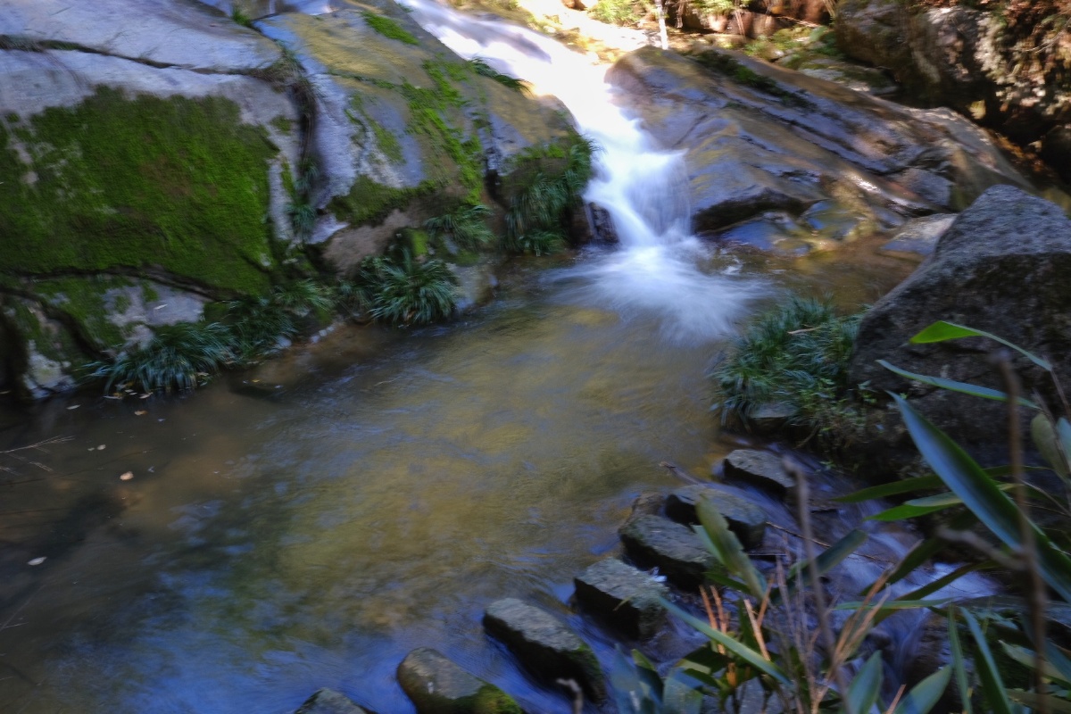 万山深处断人烟溪水潺潺接涧泉