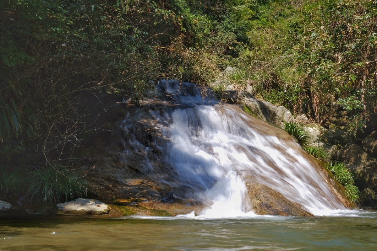 万山深处断人烟溪水潺潺接涧泉