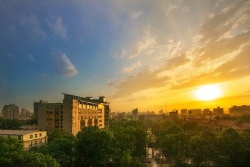 太阳雨中的教三