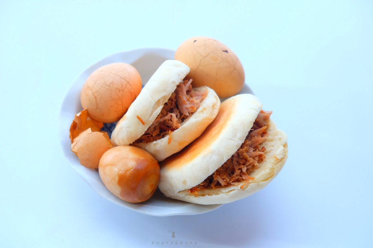 孜然肉夹馍卤蛋昨天晚上睡觉前卤的肉早上起来收汁发面做饼肉夹馍刚出