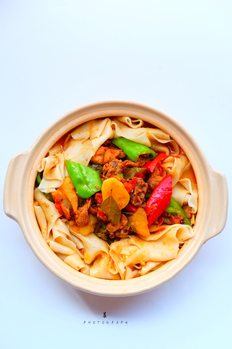 大盘鸡和皮带面早上起来扯的面这个早餐很硬核但是是一天的量哈面条