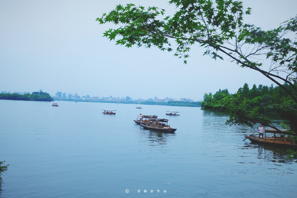 西湖泛舟我非泛舟人我不在泛舟也不在舟上我是看舟的人看的是别人的那