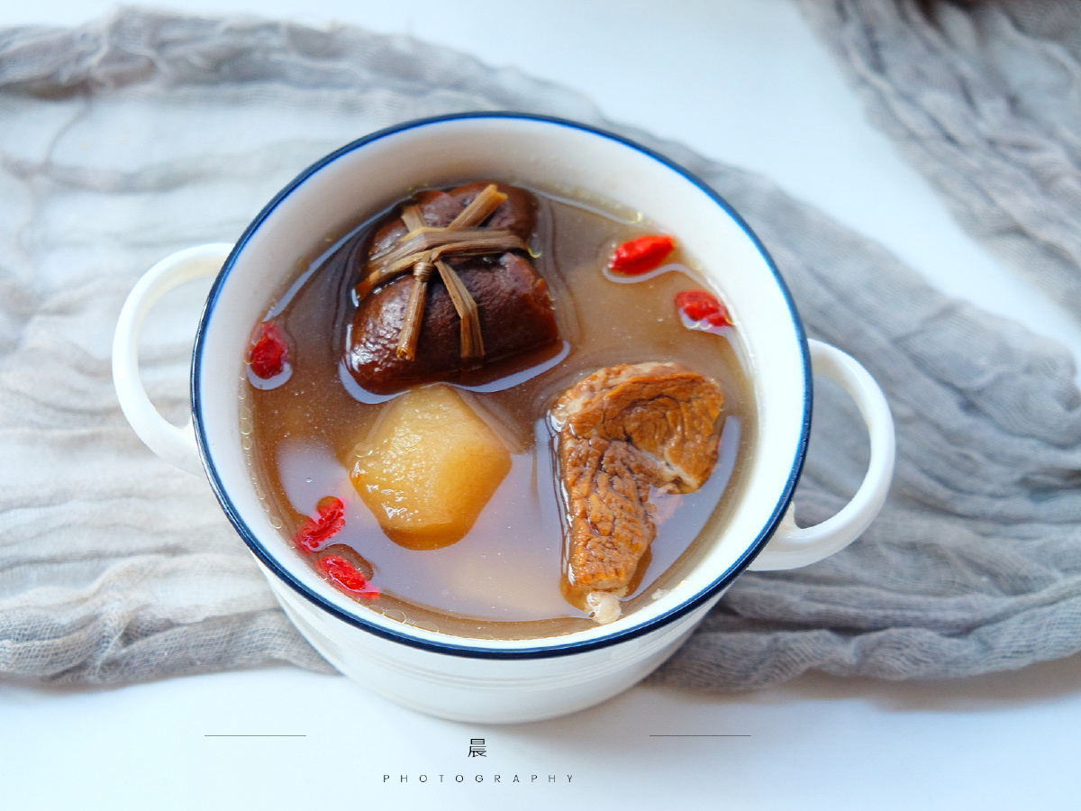 把屯的原本准备做烤肉吃的一块梅头肉拿来炖汤了梨子瘦肉的搭配很好了