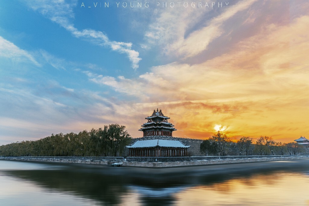 昨天傍晚的角楼，早早就被老法师们占领了。。。对亏了索大法的翻转屏才拍下这张