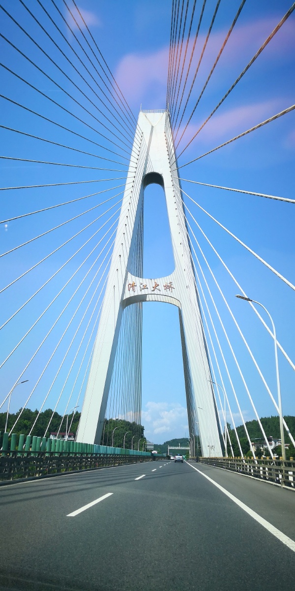 行走在重庆到宜昌的路上风景绚丽隧道众多清江大桥让人感觉到震撼