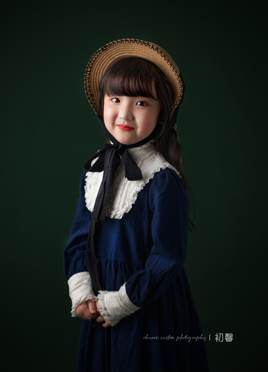 古灵精怪的小女孩眼睛里透着纯净的美好