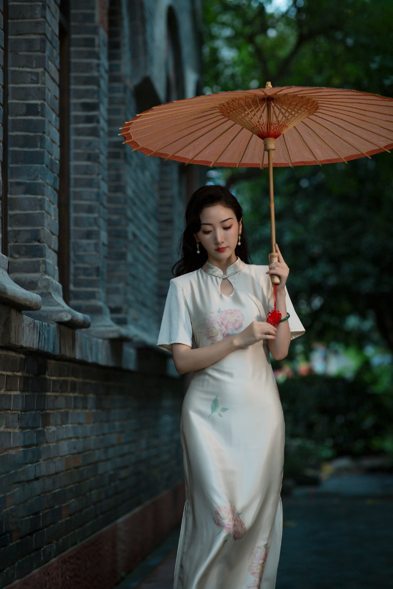 烟雨蒙蒙的江南你打着伞漫步小巷间犹如画中人一般盛世长安的繁华一片