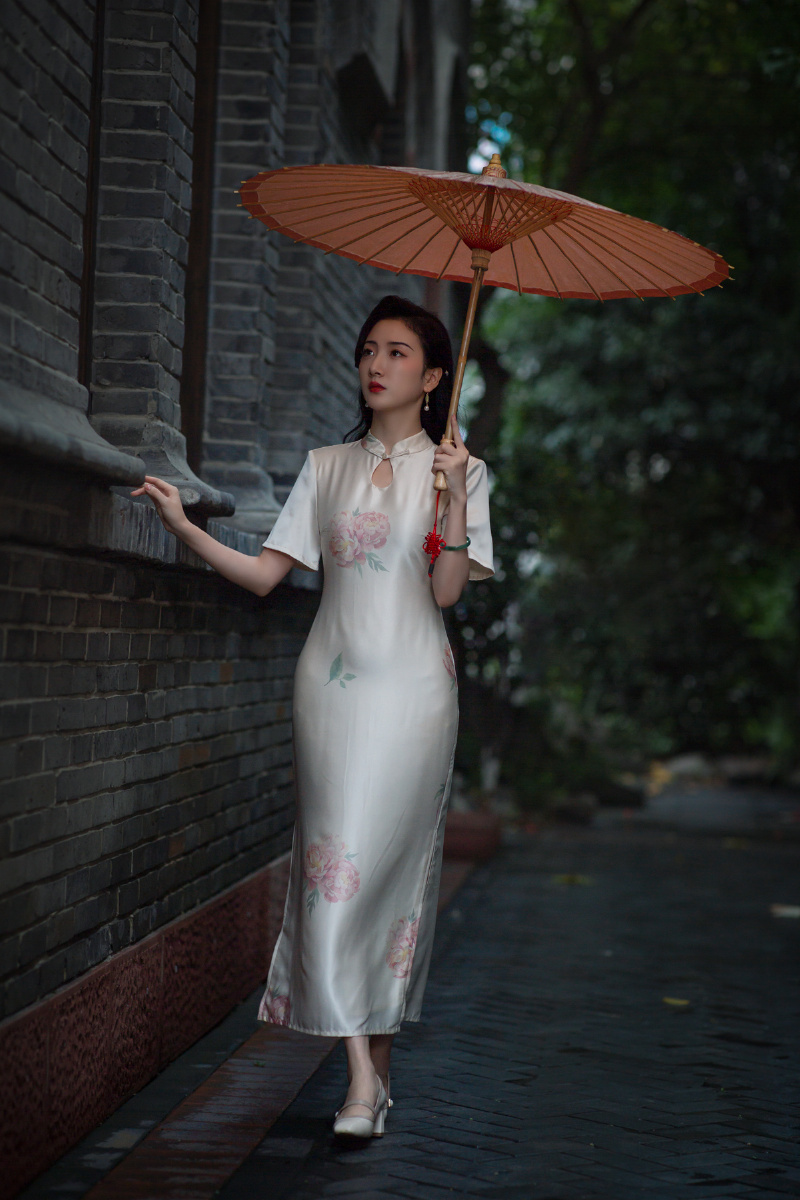 烟雨蒙蒙的江南你打着伞漫步小巷间犹如画中人一般盛世长安的繁华一片