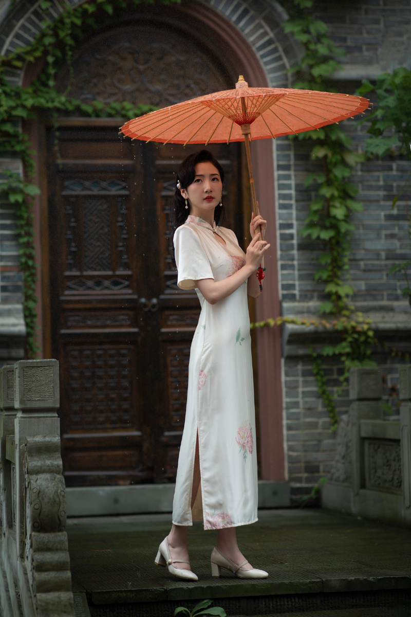 烟雨蒙蒙的江南你打着伞漫步小巷间犹如画中人一般盛世长安的繁华一片