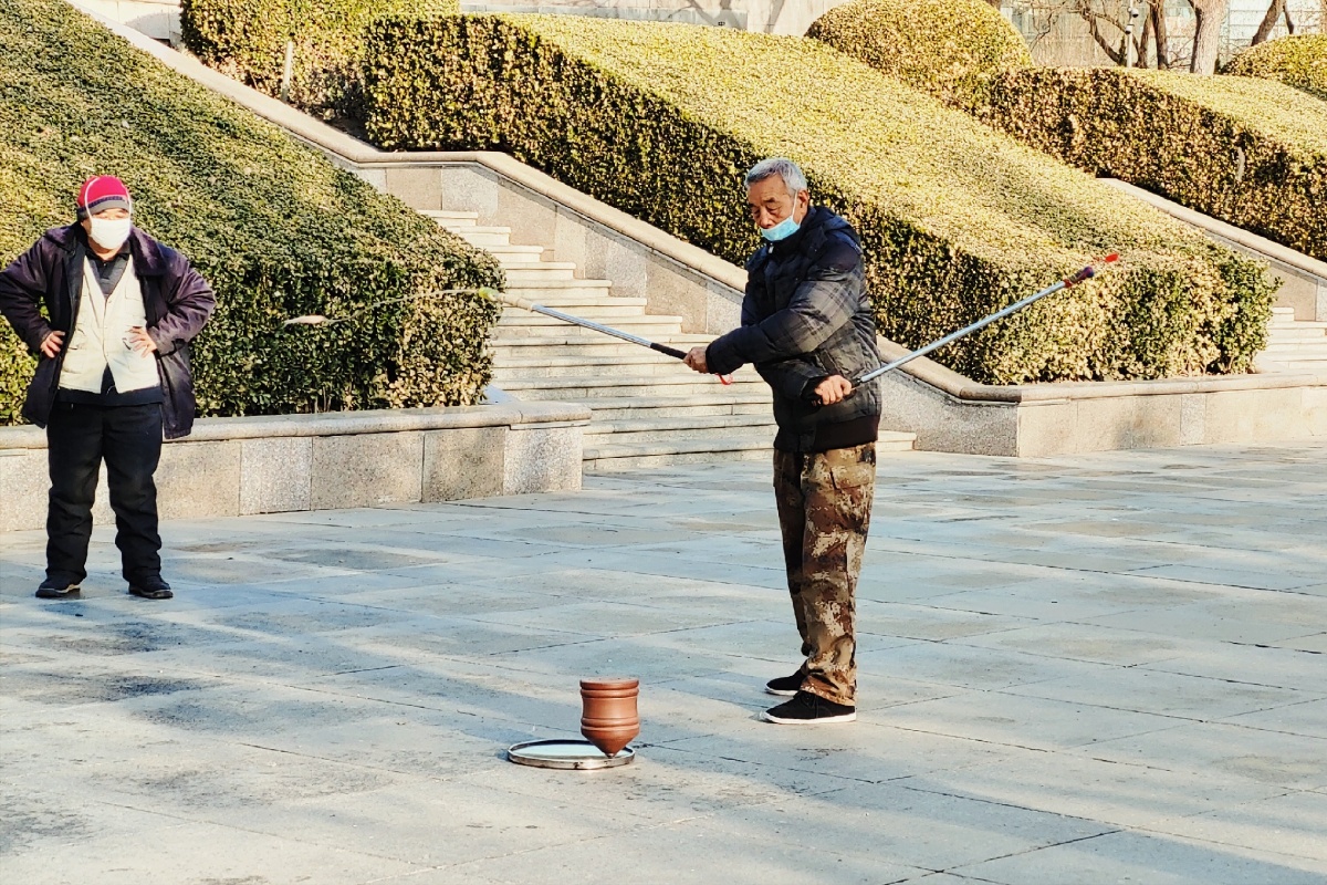 生活方式消遣运动男性休闲行动两个陀螺大爷#中关村#广场还没有人打赏