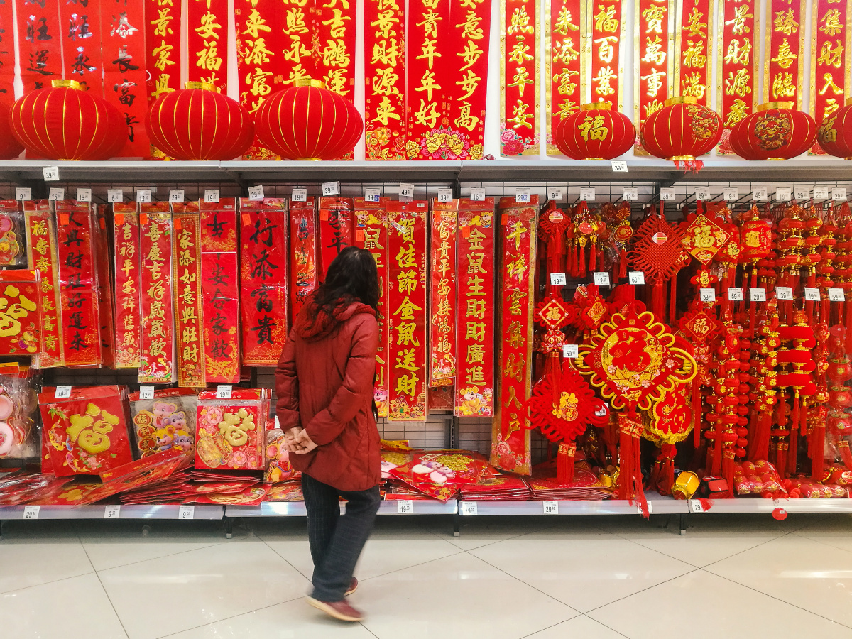 超市里人们在选购春联尉国龙关注