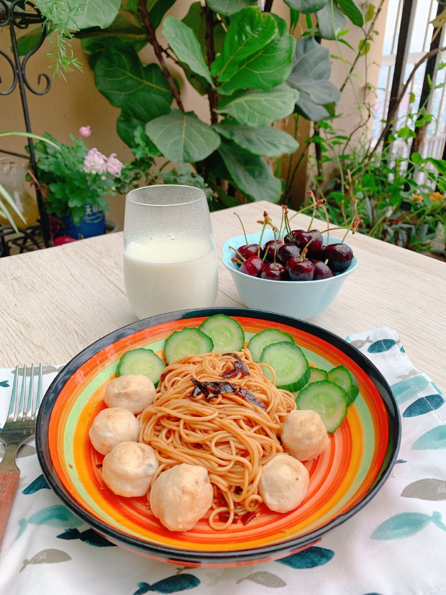 葱油拌面樱桃牛奶