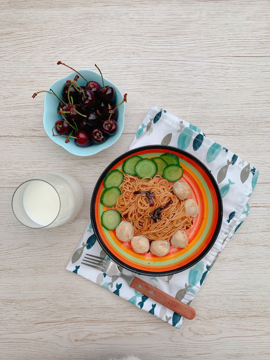 葱油拌面樱桃牛奶