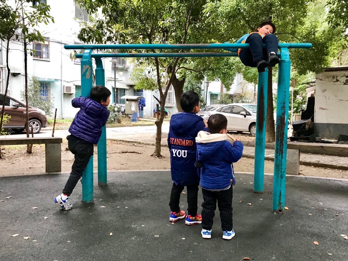 爬上双杠的男孩