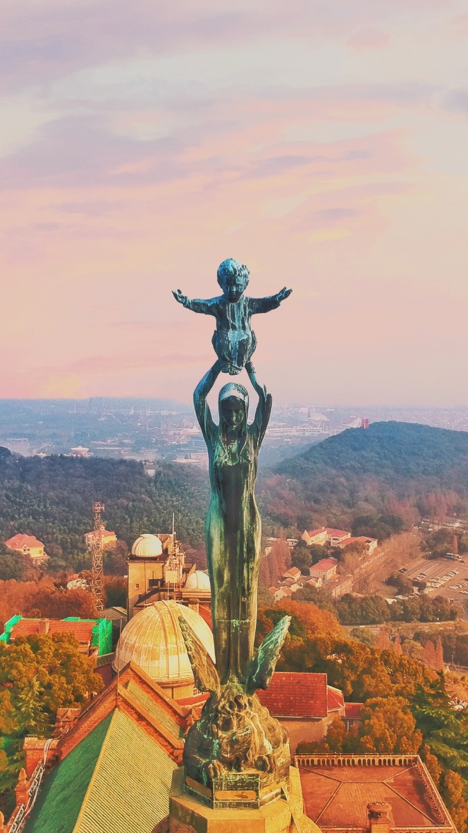 上海佘山山顶上的天主教堂顶上的雕像