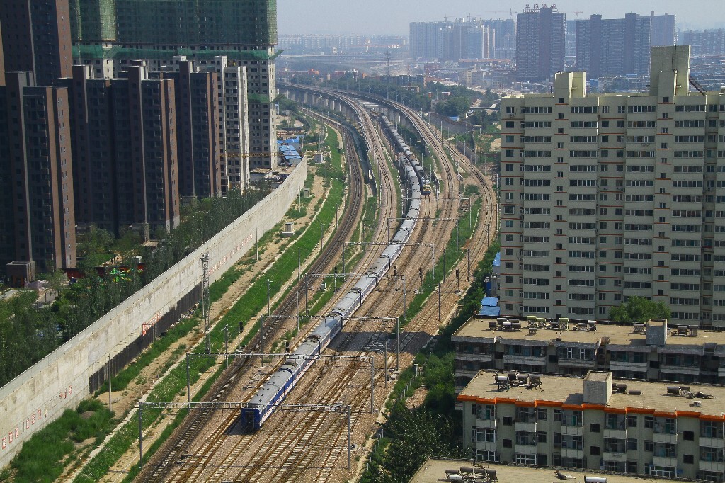 列车驶过长风街线路所，于4644次会车