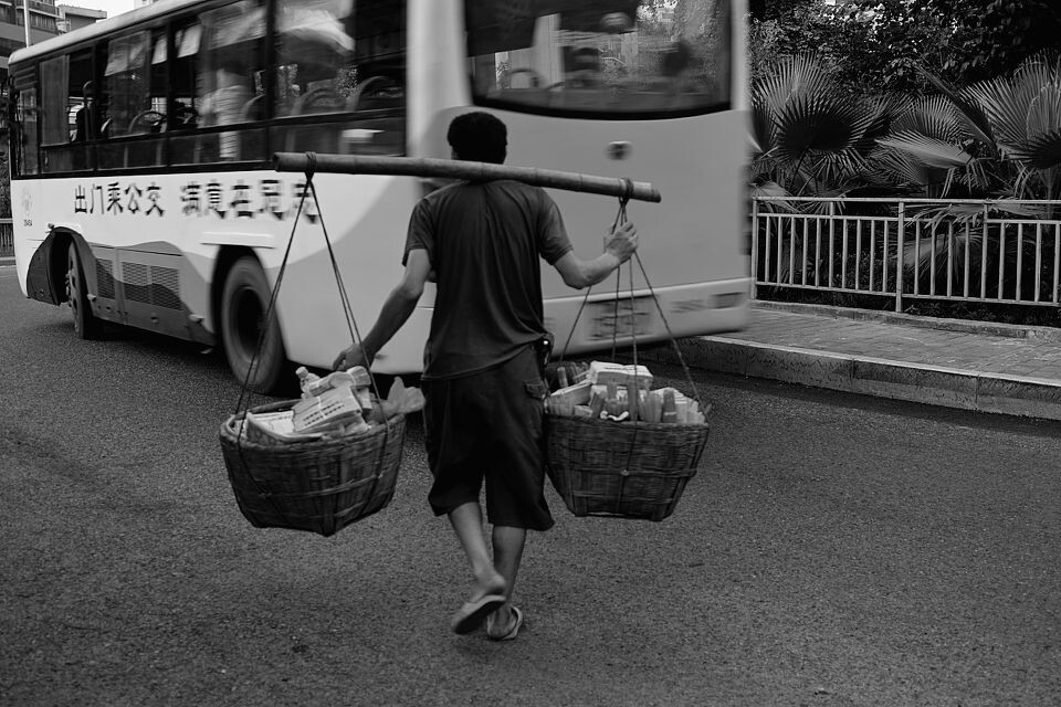 穿越<br />
牛角沱，一起过路