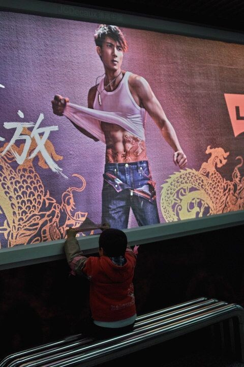 僵硬的新装<br />
