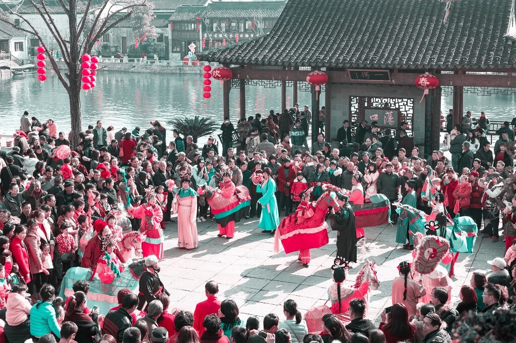大年初一，无锡荡口古镇各种传统节目轮番上演，热热闹闹过大年