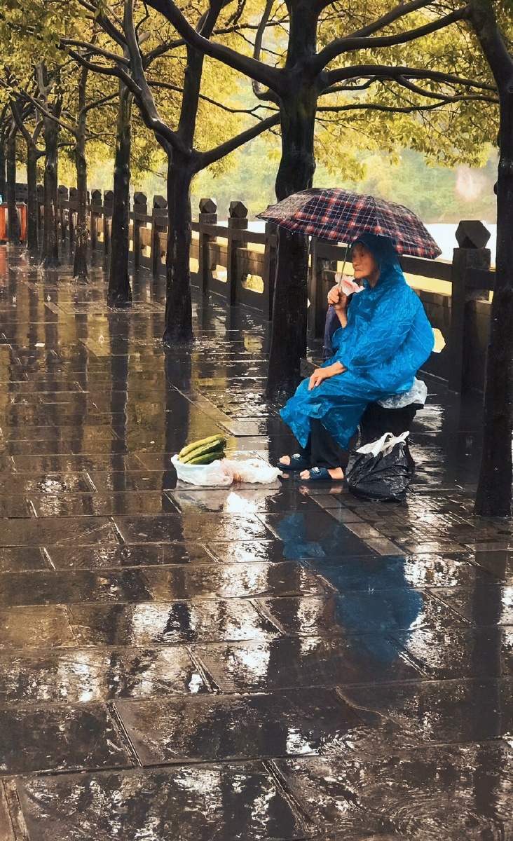 雨中卖黄瓜的老奶奶手机拍于都江堰