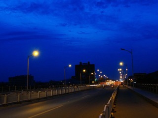 桥上夜景